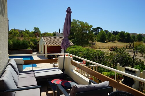 Appartement ensoleillé avec terrasse, vue sur campagne et piscine privée