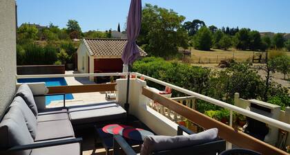 Appartement ensoleillé avec terrasse, vue sur campagne et piscine privée