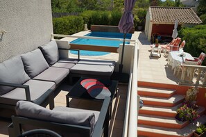 Una piscina al aire libre, una piscina climatizada