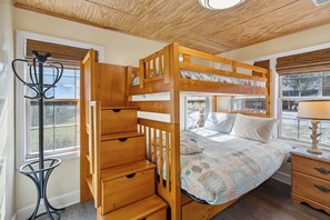 3 habitaciones, tabla de planchar con plancha, wifi y ropa de cama 
