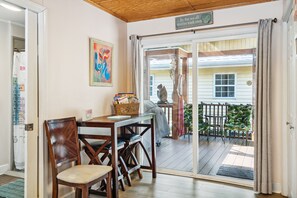 Interior - House on 4th E Huron- Sunshine House- Screened Porch - Mins from the Beach (Folly Beach)