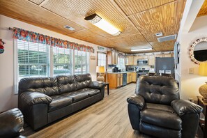 TV, DVD player - House on 4th E Huron- Sunshine House- Screened Porch - Mins from the Beach (Folly Beach)