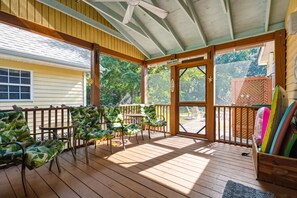 Terrace/patio - House on 4th E Huron- Sunshine House- Screened Porch - Mins from the Beach (Folly Beach)