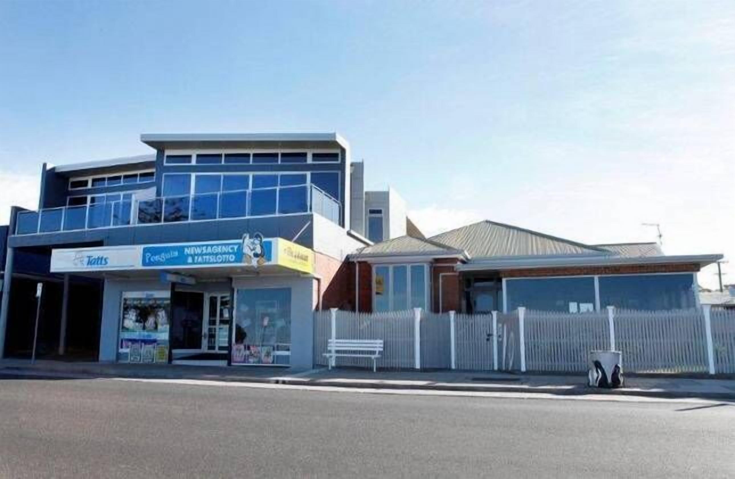 Penguin Waterfront Escape — image 17