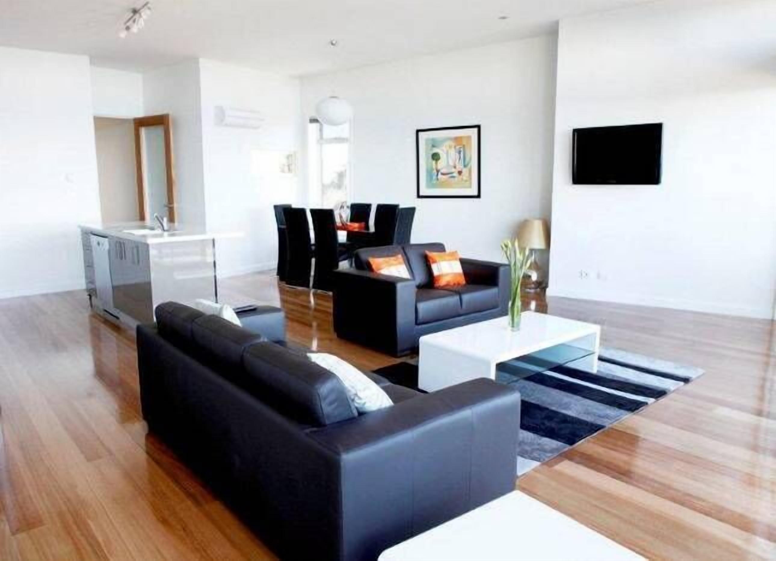 Penguin Waterfront Escape — image 2