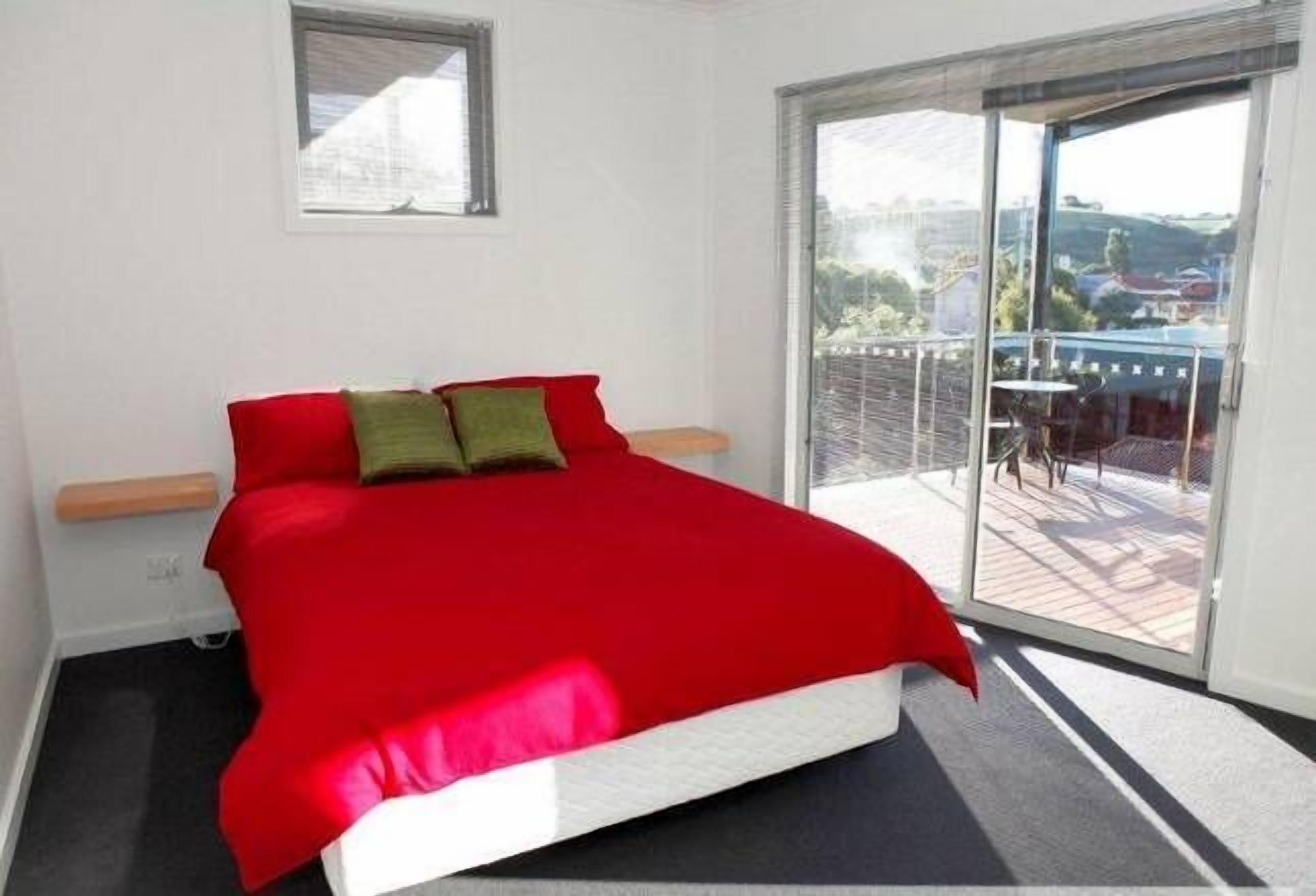 Penguin Waterfront Escape — image 7