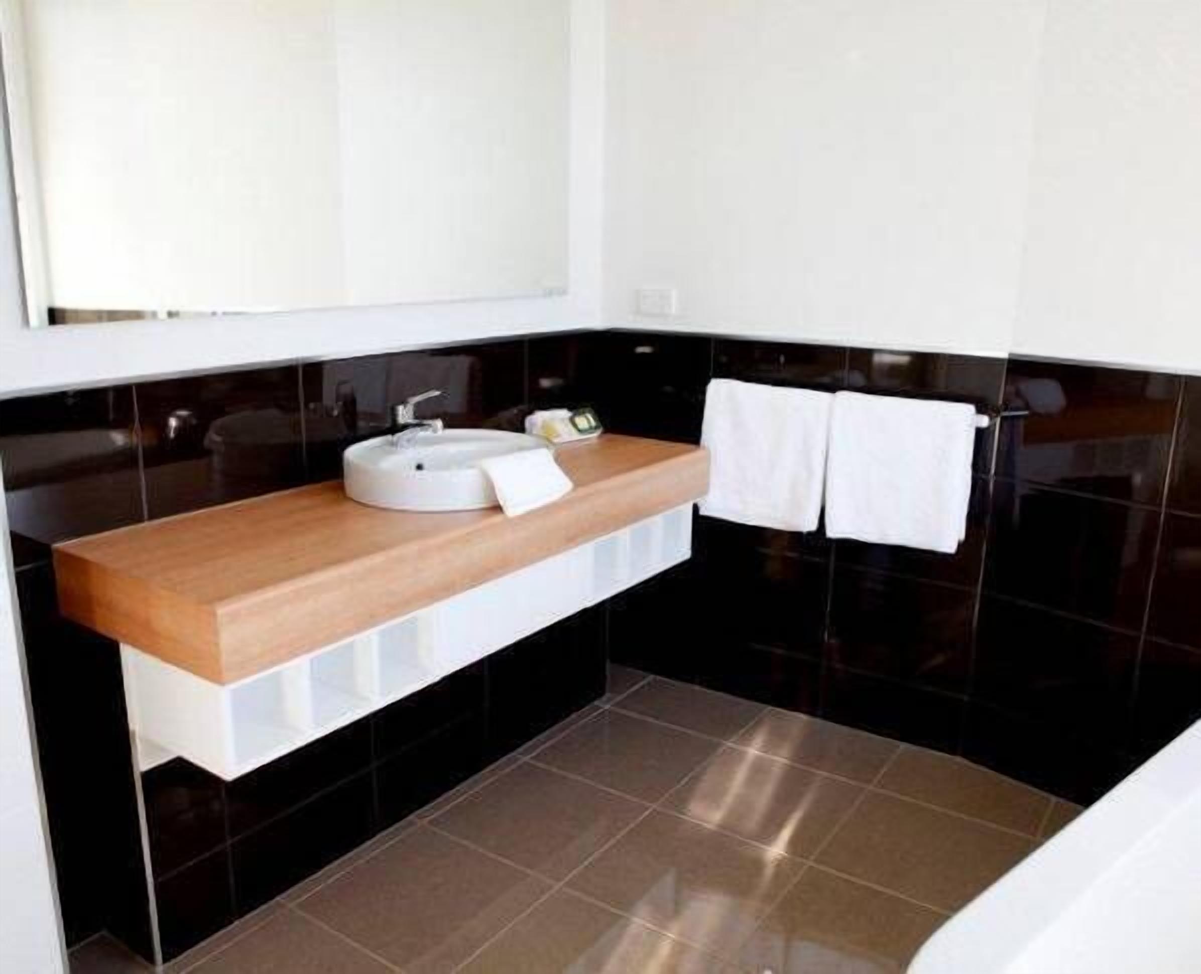 Penguin Waterfront Escape — image 12