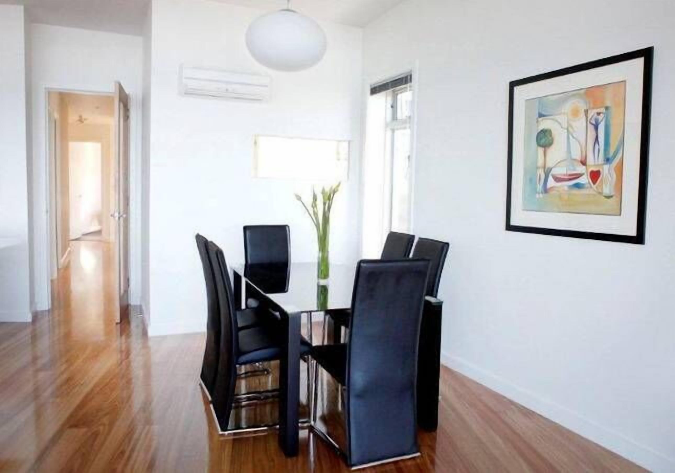 Penguin Waterfront Escape — image 5