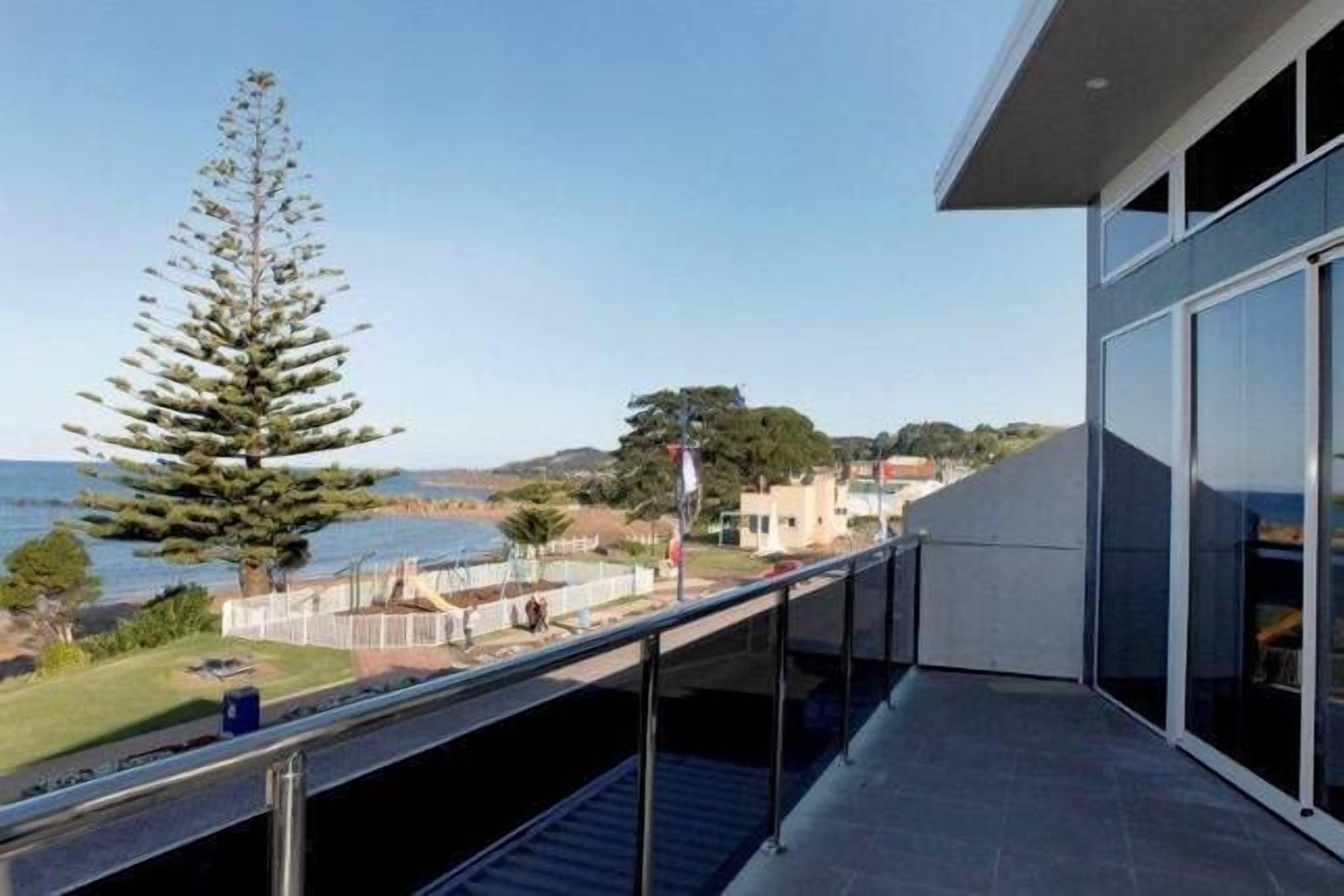 Penguin Waterfront Escape — image 6