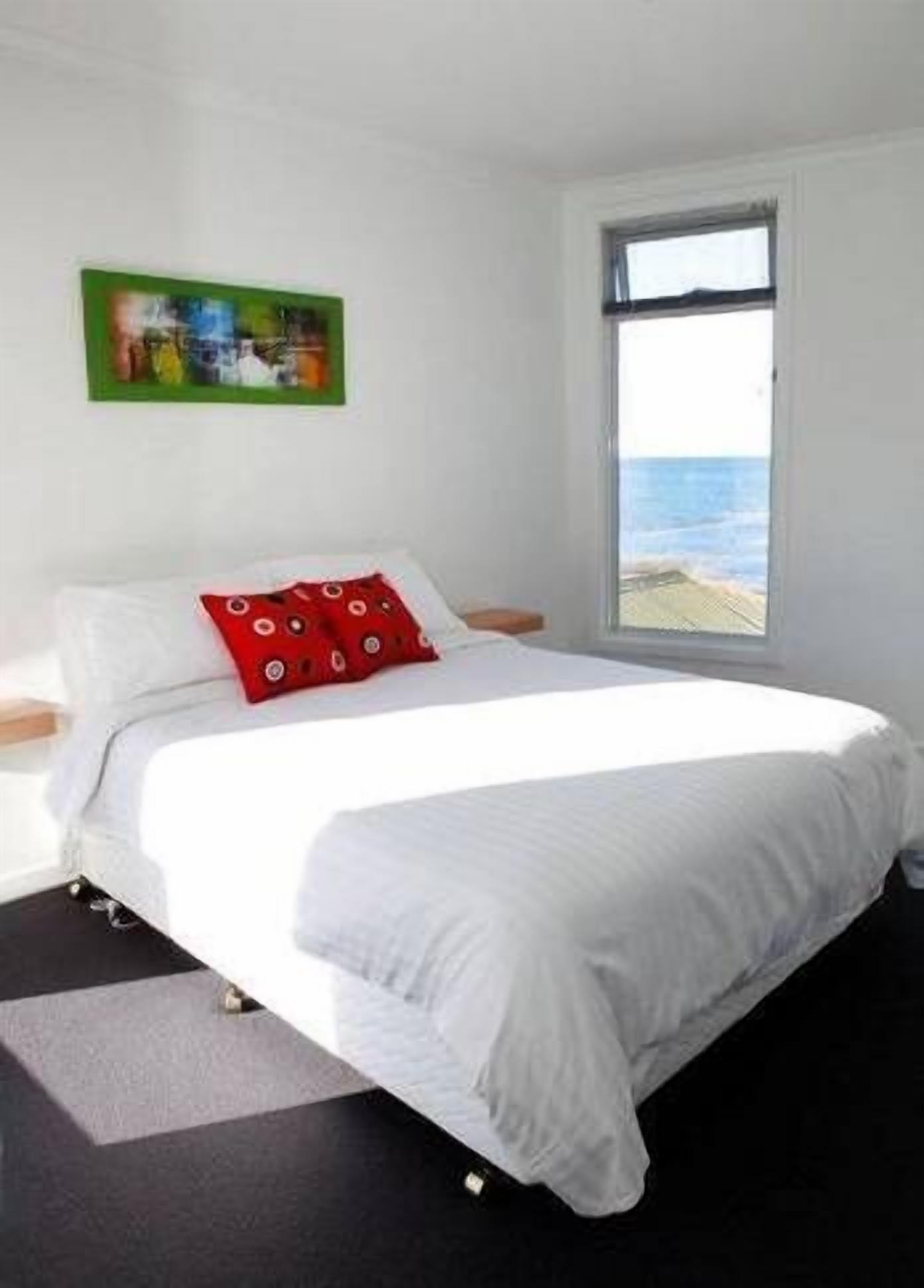 Penguin Waterfront Escape — image 10