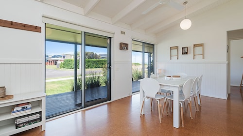 Ocean Spray Retreat - sitting just block from the Southern Ocean
