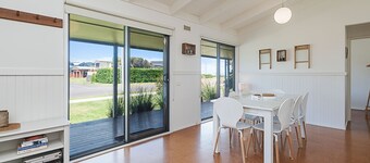 Ocean Spray Retreat - sitting just block from the Southern Ocean