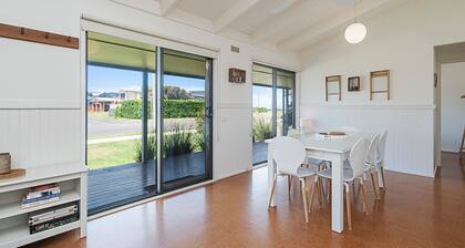 Ocean Spray Retreat - sitting just block from the Southern Ocean