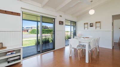 Ocean Spray Retreat - sitting just block from the Southern Ocean