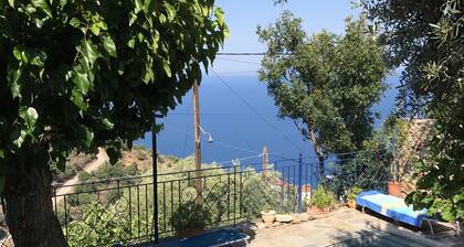 Villa in pietra con 4 camere da letto con piscina e vista sul mare nel Peloponneso, in Grecia