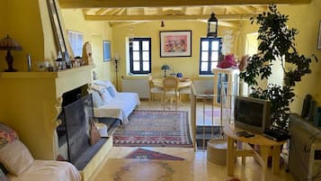 3 bedrooms, iron/ironing board, travel cot, bed sheets