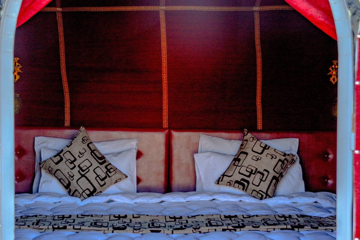 Cots/infant beds, rollaway beds, free WiFi