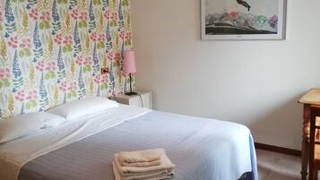 4 slaapkamers, een bureau, een strijkplank/strijkijzer, gratis wifi