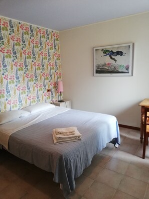 4 quartos, escrivaninha, ferros/tábuas de passar roupa