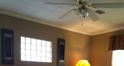 Large Villa Ste A, 1 Mile to Six Flags & Hidden Valley!