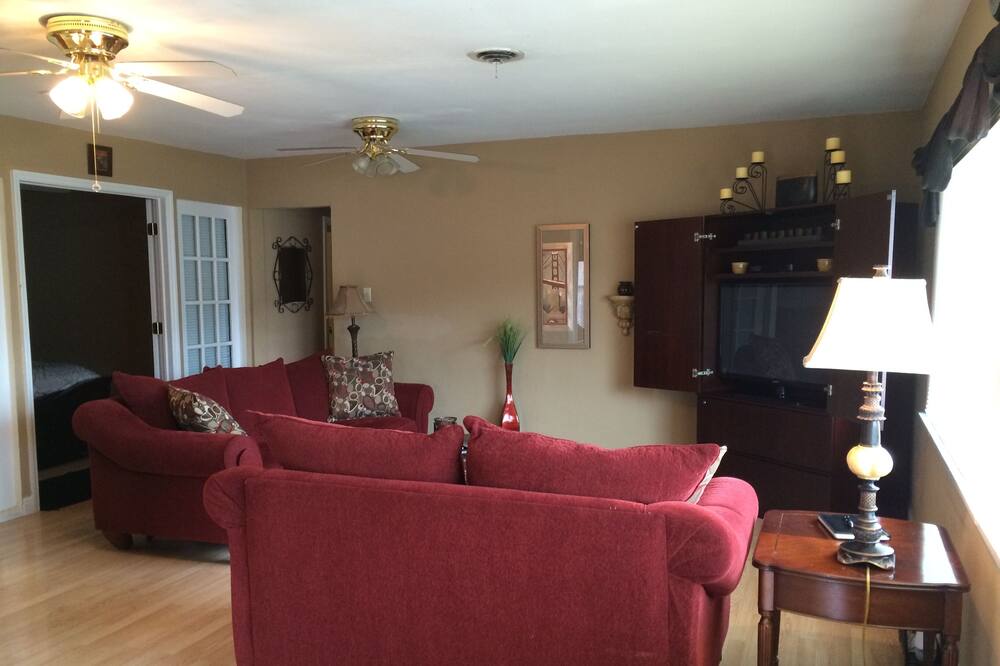 Large Villa Ste A, 1 Mile to Six Flags & Hidden Valley!