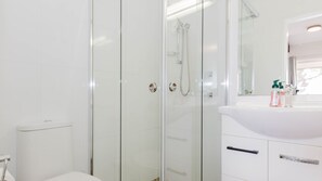 Douche, serviettes fournies