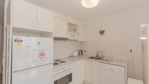 Fridge, microwave, oven, stovetop - Horizons - 213/10 Kosciuszko Road (Jindabyne)