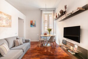 TV, books - Living rhome - Apartment conduits (Roma)