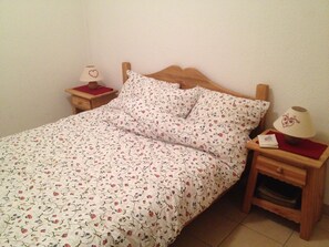 4 室のベッドルーム、旅行用ベビーベッド、WiFi (無料)、ベッドシーツ