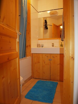 Een bad, een haardroger, een bidet, handdoeken