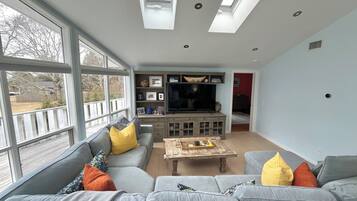 Smart-TV, DVD-Player, Bücher, Stereoanlage