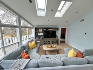 Smart TV, DVD player, books, stereo