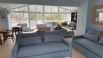 Smart-TV, DVD-Player, Bücher, Stereoanlage