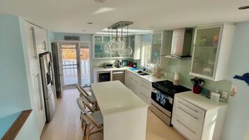 KĂŒhlschrank, Mikrowelle, Ofen, Herdplatte