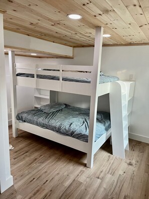 5 bedrooms, WiFi, bed sheets, wheelchair access