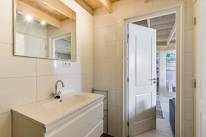 Shower, hair dryer, towels - Moyo Kijani Cosy Lodge (Zandvoort)