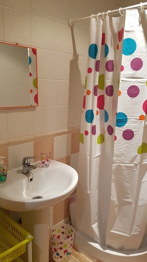Een bad, een haardroger, een bidet, handdoeken