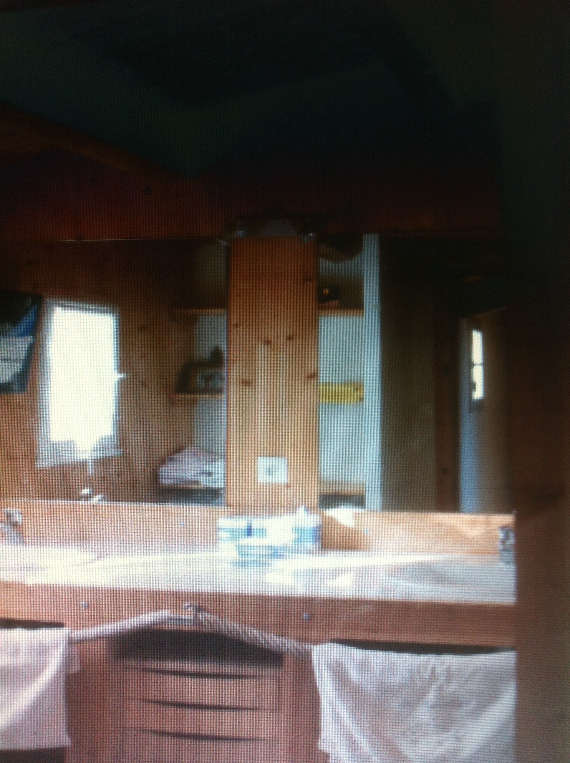 Ein Zimmer mit einem Bett, einem Fenster und einer Tür.