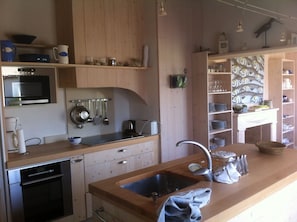 Køleskab, mikrobølgeovn, ovn, kogeplade