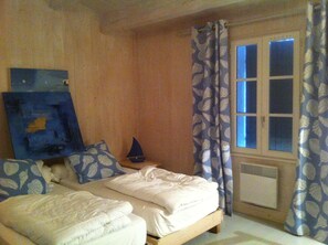 4 bedrooms, in-room safe, iron/ironing board