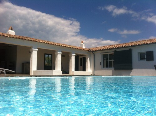 Maison ancrée sur la baie de loix, piscine, magique!