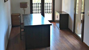 Una cocina amplia con una isla central, un comedor y vistas a través de puertas de cristal.