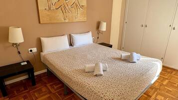 3 habitaciones, tabla de planchar con plancha y cuna de viaje