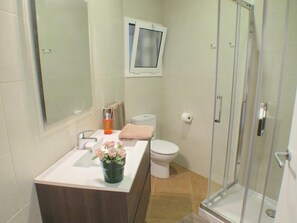 Hårtork, handdukar och tvål