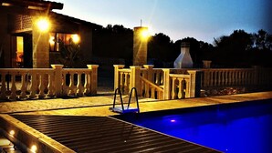A swimming pool with a wooden deck and stone tiles, surrounded by a stone wall and a wooden fence. - PUGLIA SALENTO private villa with EXCLUSIVE POOL near Santa Maria di Leuca (Corsano)