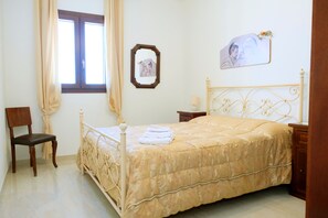 2 chambres, coffres-forts dans les chambres, fer et planche à repasser