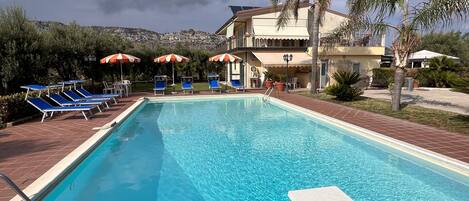 Piscine couverte, piscine extérieure, chaises longues