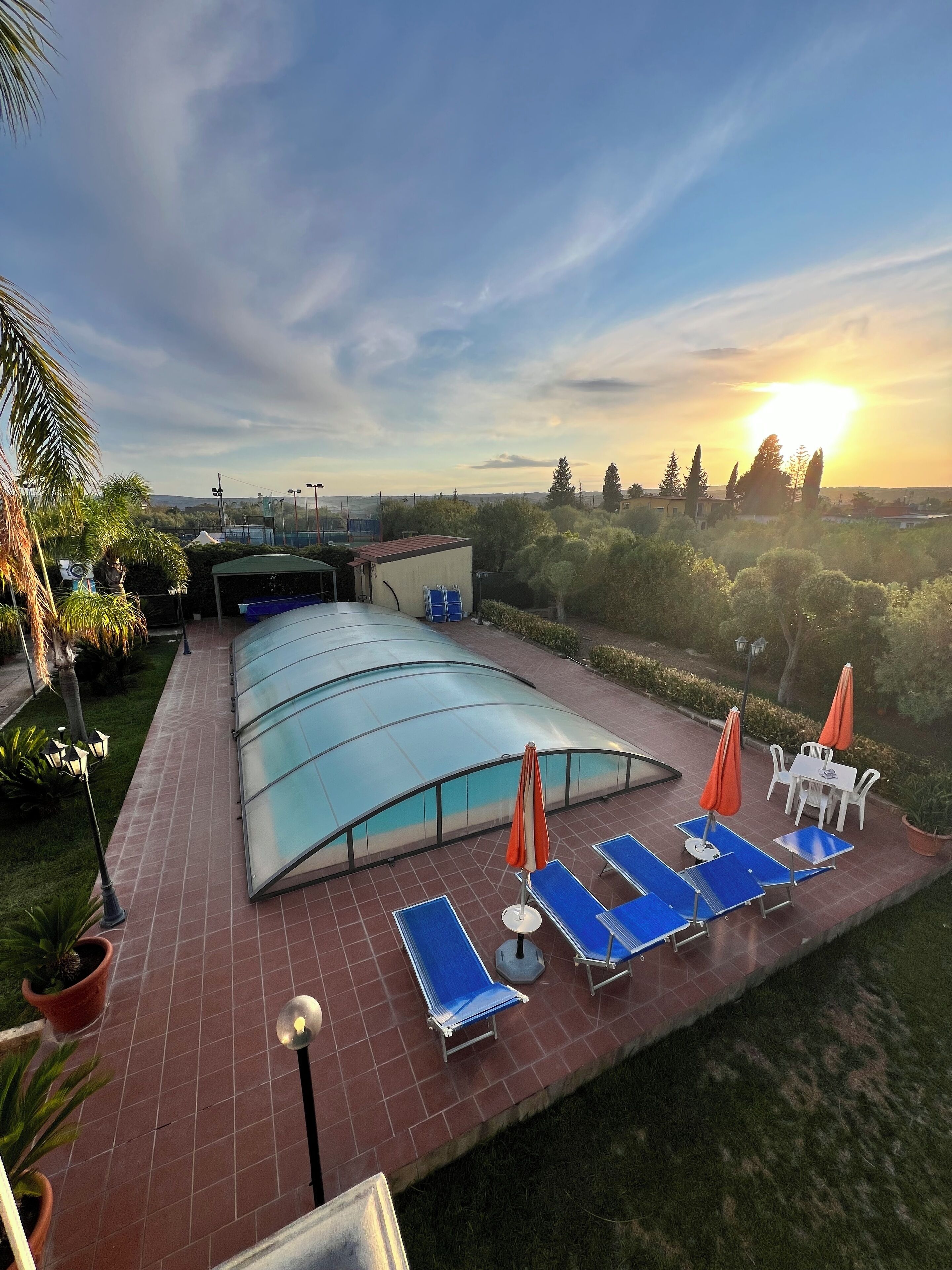 Innenpool, Außenpool, Liegestühle