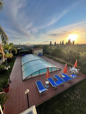 Innenpool, Außenpool, Liegestühle