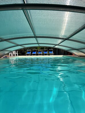 Inomhuspool, utomhuspool och solstolar